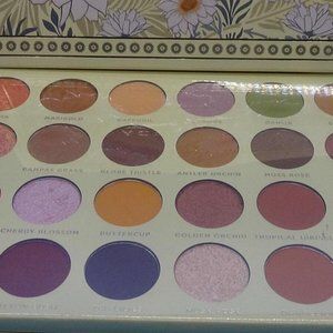 ACE BEAUTE Floral Vintage Eyeshadow Palette 24 Shades Spring Inspired Limited ED
